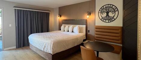 Escritorio, espacio para trabajar con laptop y cortinas blackout