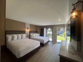 Escritorio, espacio para trabajar con laptop y cortinas blackout 