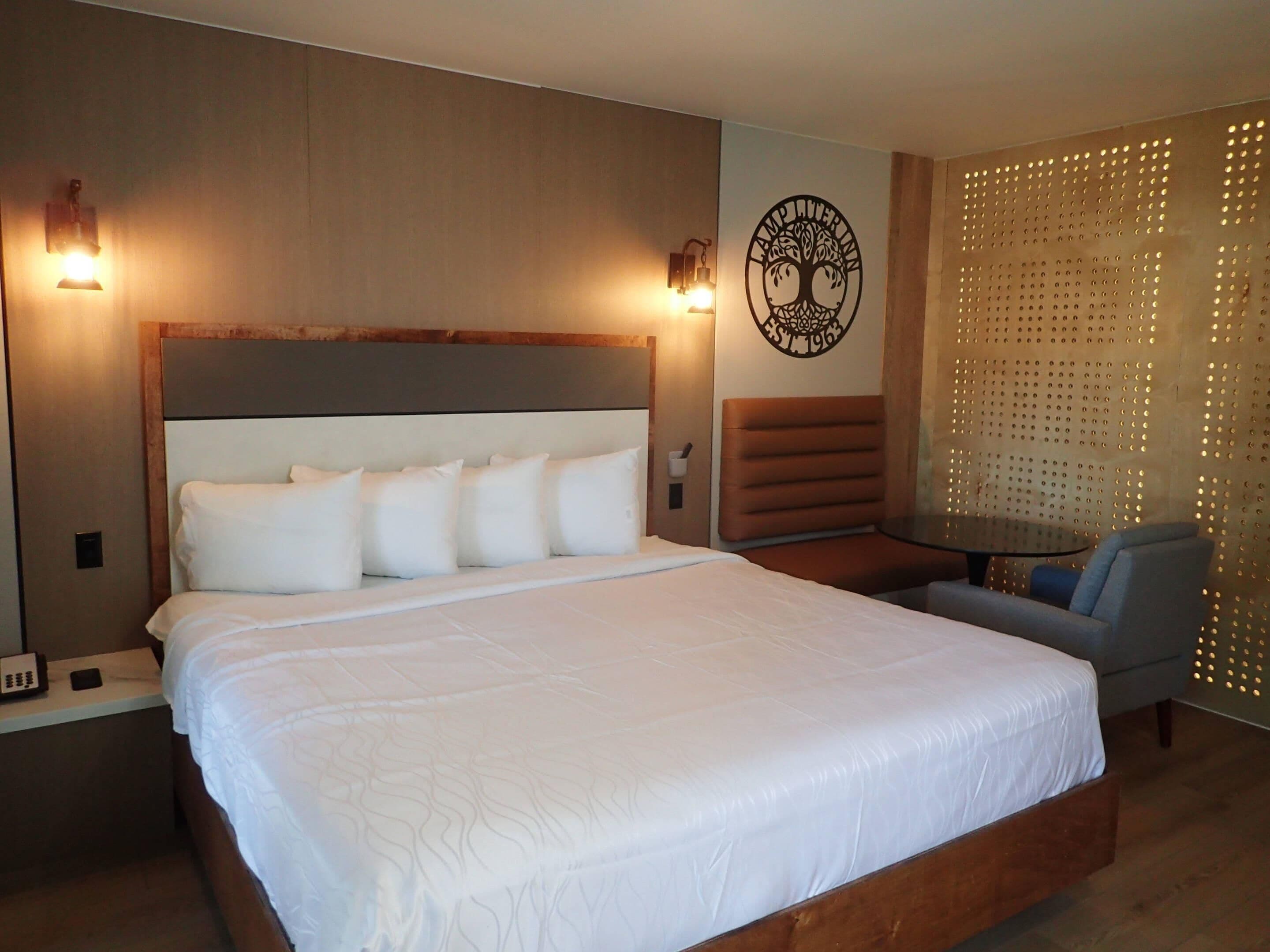 Standard Room, 1 King Bed, Non Smoking | Desk, laptop workspace, blackout drapes, free WiFi