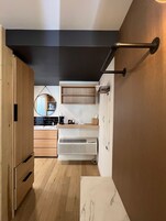 Escritorio, espacio para trabajar con laptop y cortinas blackout 