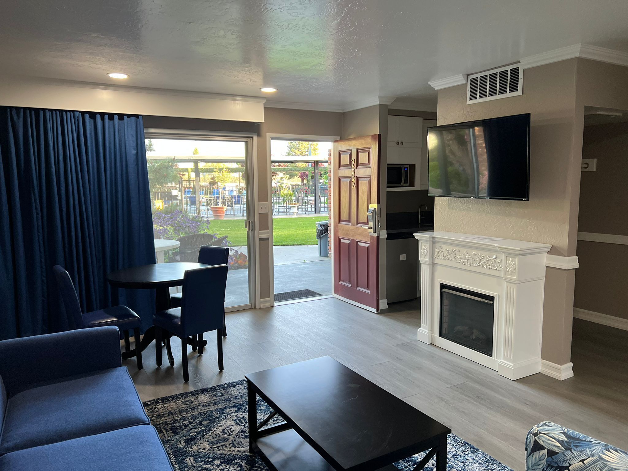 村舍 | 起居区 | 55-英寸电视（配备有线频道）