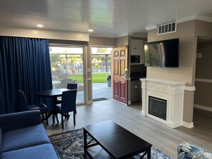 Cottage | Woonruimte | Een 55-inch televisie met kabelzenders