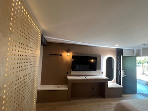 Premium Single Room | 1 bedroom, desk, laptop workspace, blackout drapes