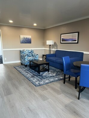 Cottage | Living area | 55-inch TV with cable channels - Lamp Liter Inn Visalia, an Ascend Collection Hotel (Visalia)