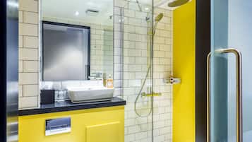 Een douche, gratis toiletartikelen, een haardroger, handdoeken