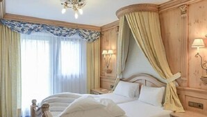 Superior suite | Hypoallergeen beddengoed, een minibar, een kluis op de kamer, een bureau