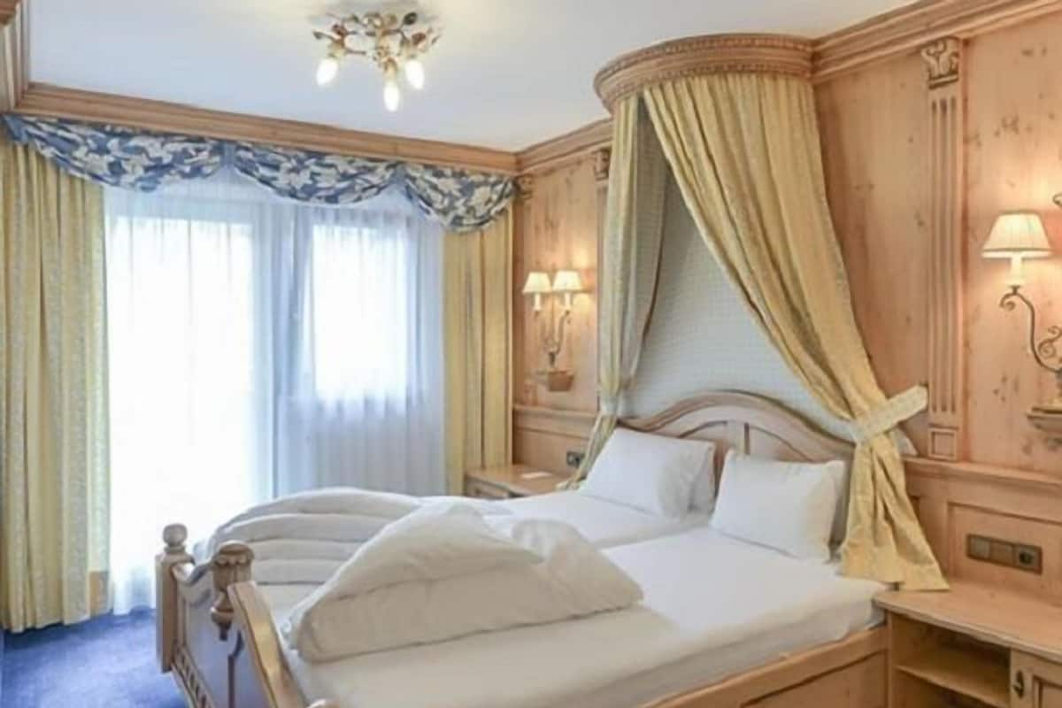 Superior suite | Hypoallergeen beddengoed, een minibar, een kluis op de kamer, een bureau