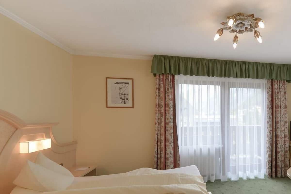 Standaard tweepersoonskamer | Hypoallergeen beddengoed, een minibar, een kluis op de kamer, een bureau