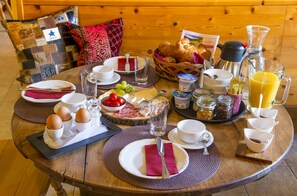 Nach Wunsch zubereitetes Frühstück gegen Gebühr