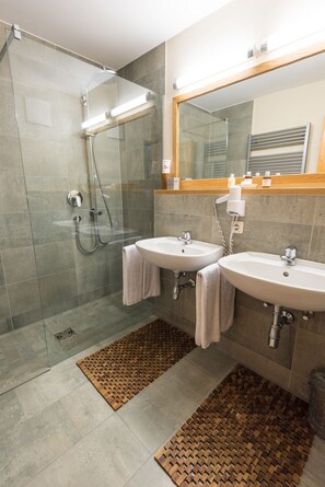 Apartment, 3 Schlafzimmer, Balkon (Typ 3) | Badezimmer