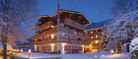 Fachada de la propiedad por la tarde o noche