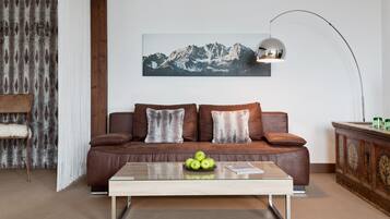 Family Suite, Balcony | Living area