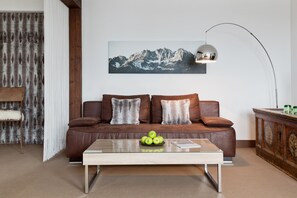 Familiesuite, balkong | Oppholdsområde | Flatskjerm-TV