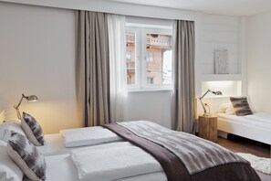 Phòng Suite dành cho gia đình, ban công | 1 phòng ngủ, bộ đồ giường kháng dị ứng, minibar, két bảo mật tại phòng 