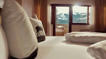 Roupas de cama antialérgicas, cofres nos quartos, cortinas blackout