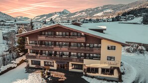 A multi-story hotel with a wooden facade, balconies, and a sign indicating it is a Parkhotel. - Parkhotel Kirchberg (Kirchberg in Tirol)