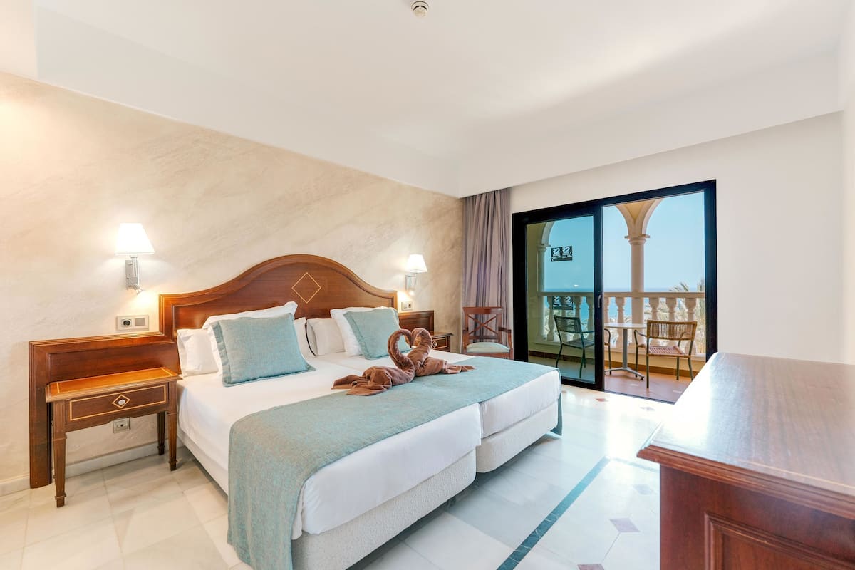 Minibar, skrivebord, barnesenger (inkludert) og wi-fi (mot et tillegg)