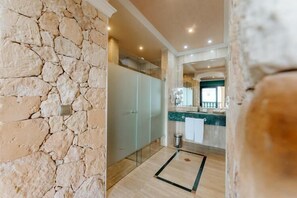 Combined shower/tub, spring water tub, free toiletries, hair dryer - Hotel R2 Río Calma Spa Wellness & Conference (Pajara)
