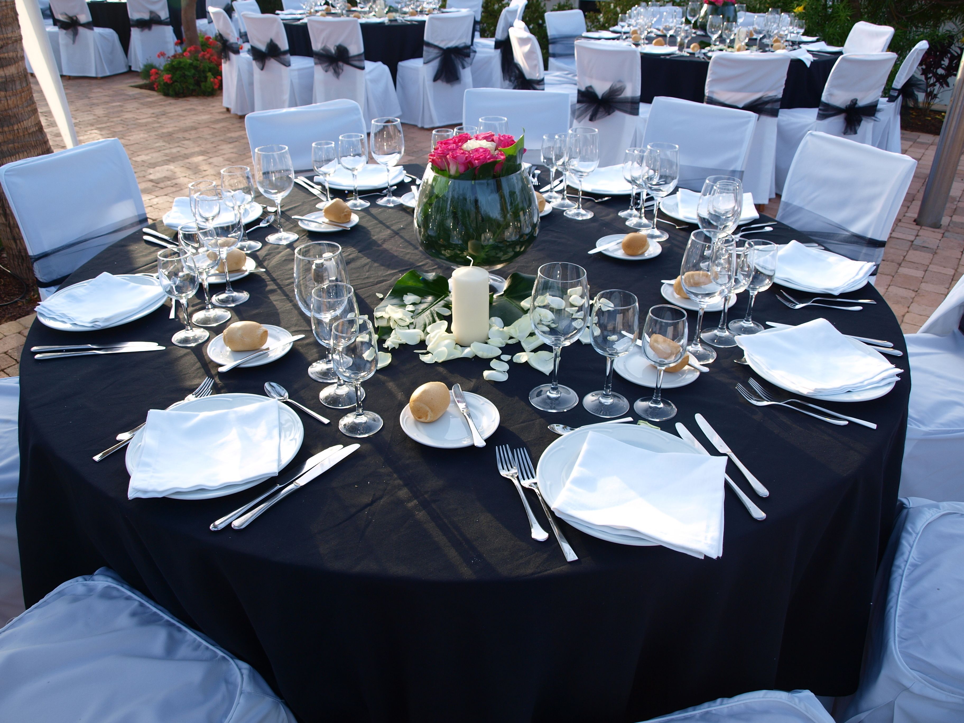 2 restaurants, breakfast served