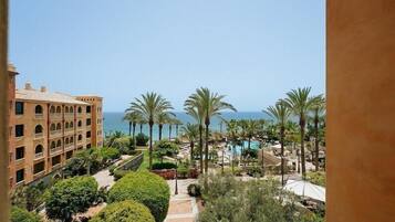 Ein Resort mit Pool, Palmen und Blick auf den Ozean.