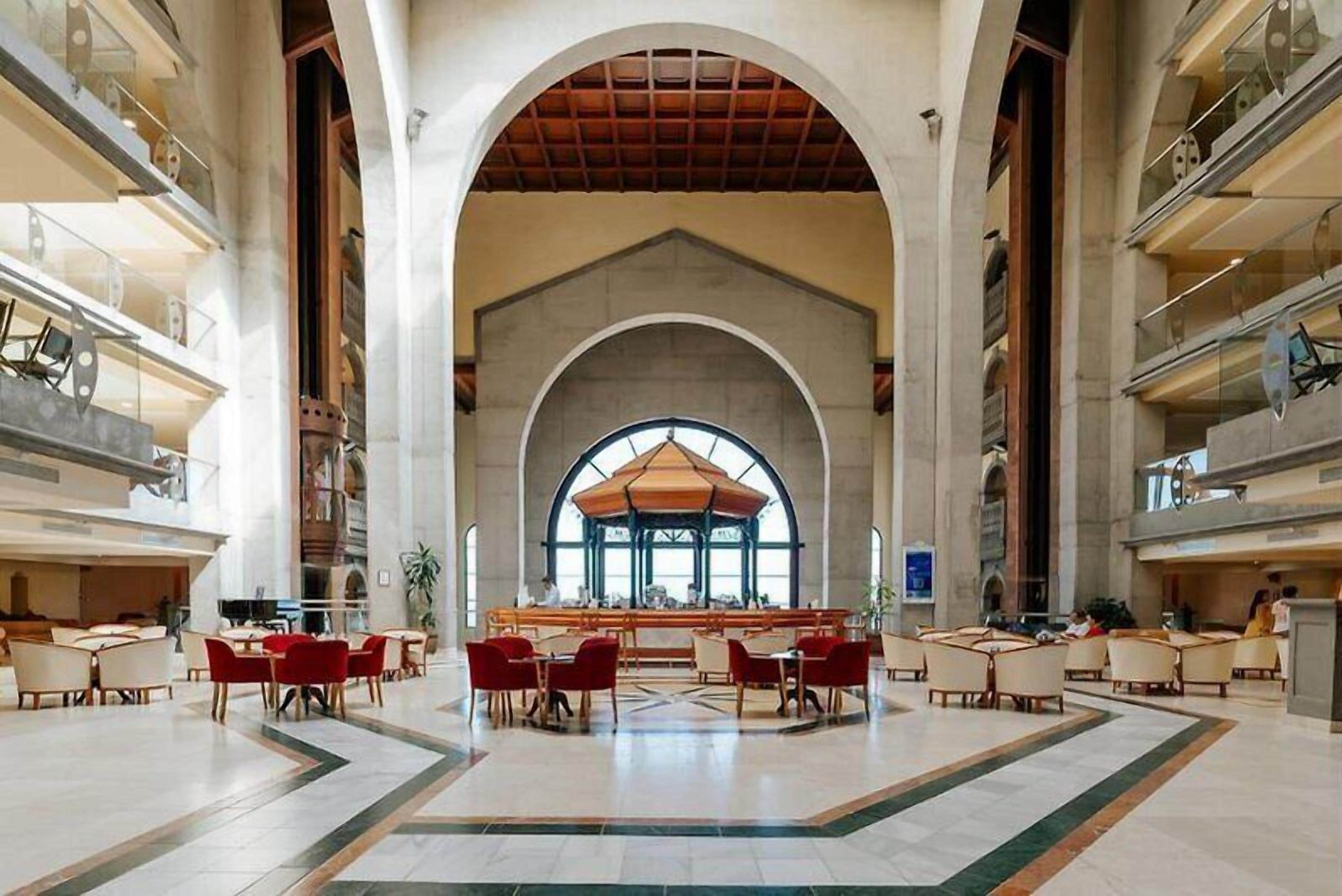 2 من المطاعم؛ يتم تقديم الإفطار، والغداء، والعشاء 