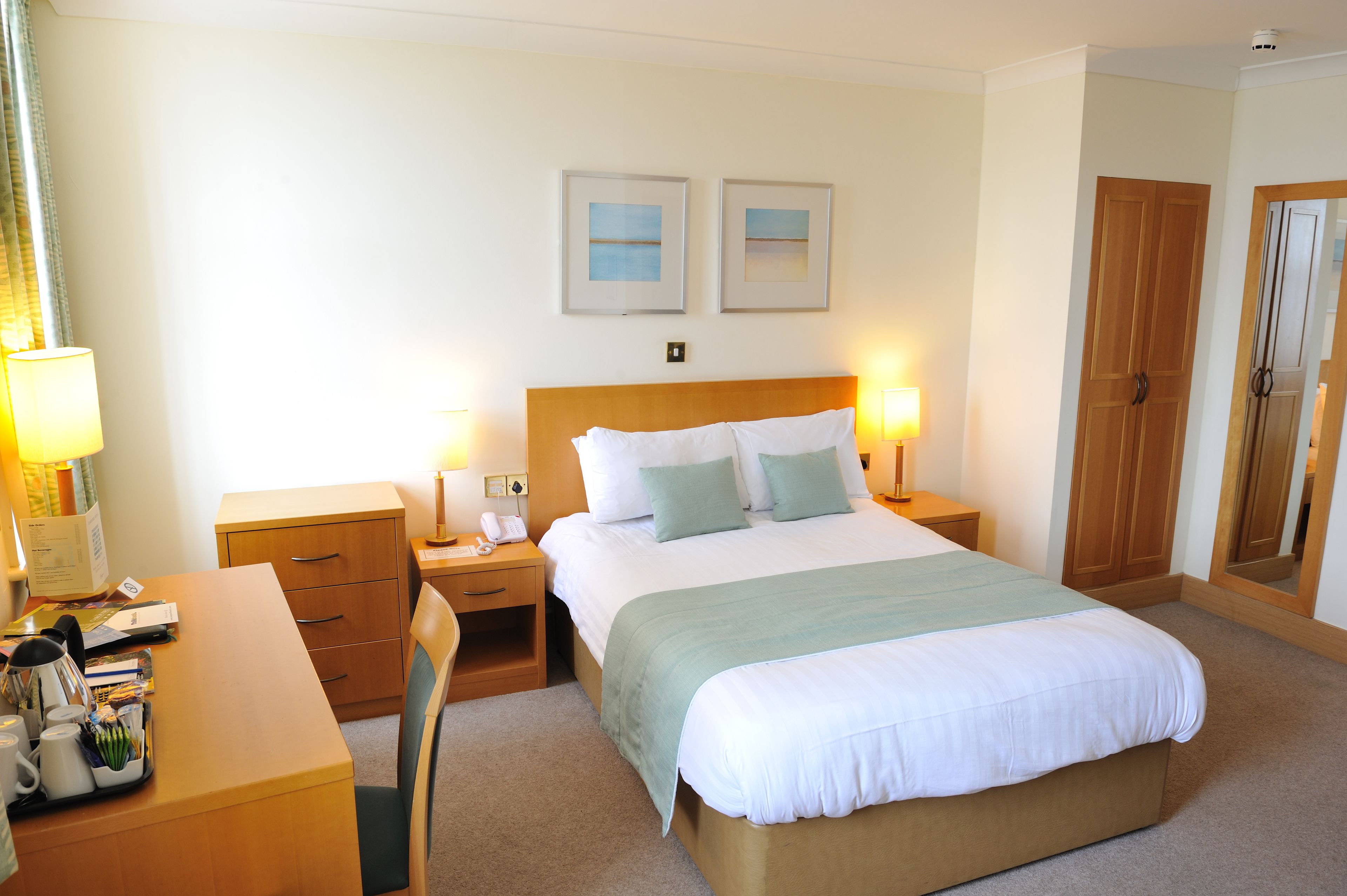 Coffres-forts dans les chambres, bureau, fer et planche à repasser