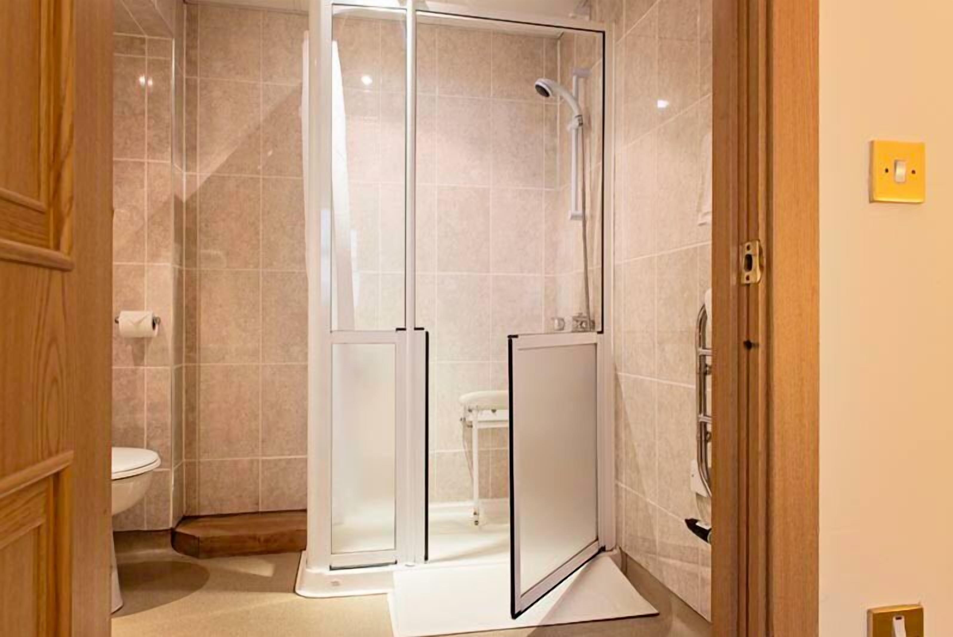 twin room | bathroom shower