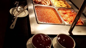 Ein reichhaltiges Buffet mit verschiedenen Speisen und Beilagen.
