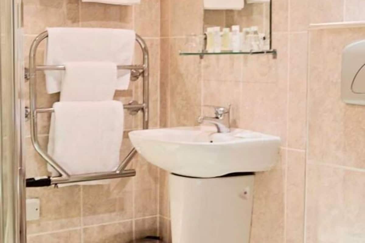 twin room | bathroom sink