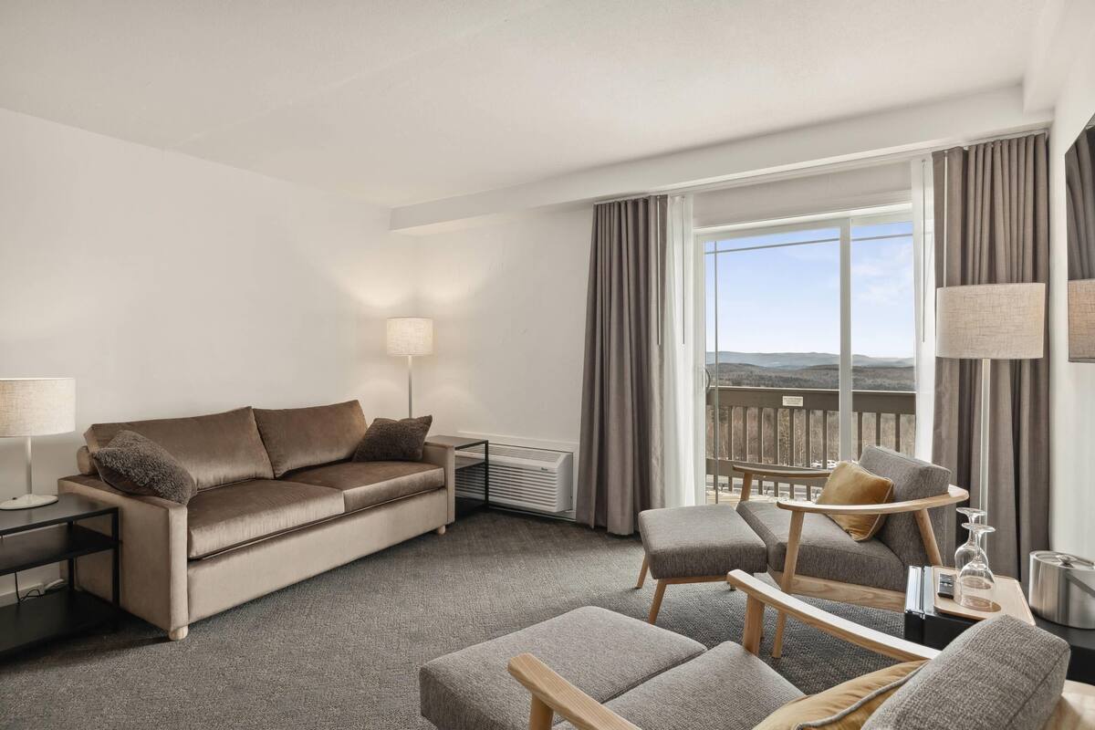 Suite, 1 Queen Bed with Sofa bed, Non Smoking | Desk, blackout drapes, soundproofing, WiFi (free)