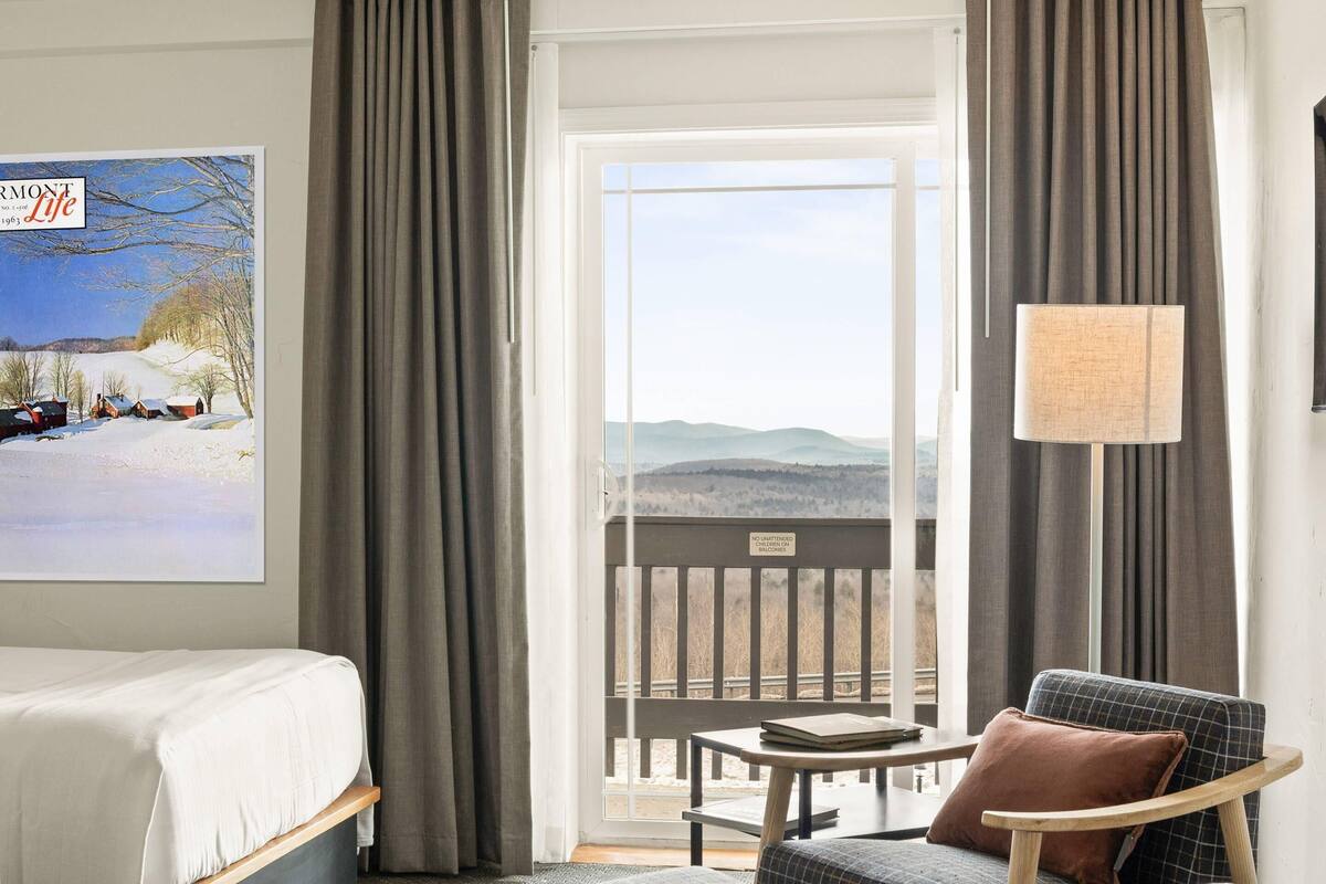 Standard Room, 2 Double Beds, Non Smoking, Mountain View | Desk, blackout drapes, soundproofing, WiFi (free)
