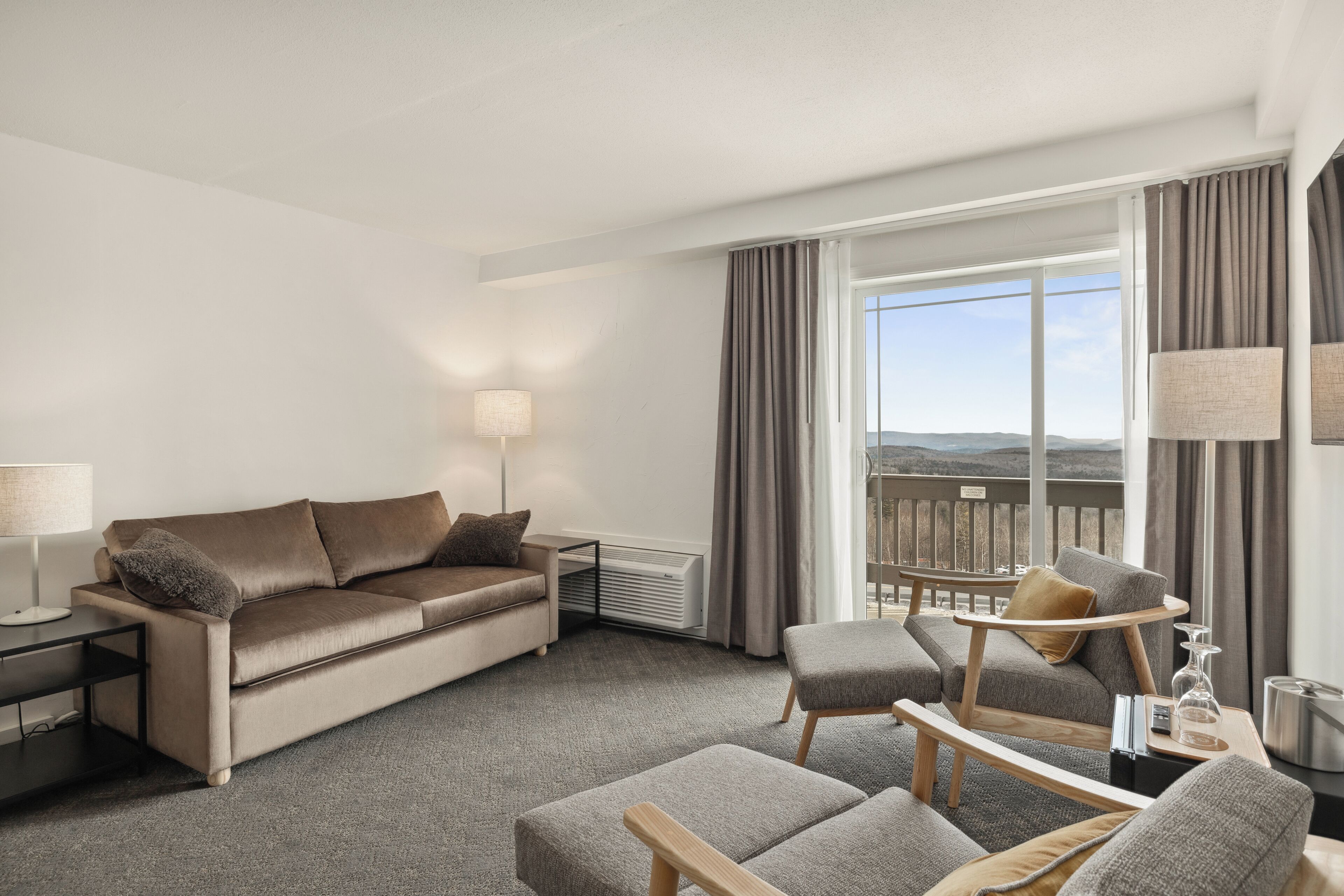 signature studio suite, 1 queen bed, mountain view | 1 bedroom, desk, blackout curtains, soundproofing