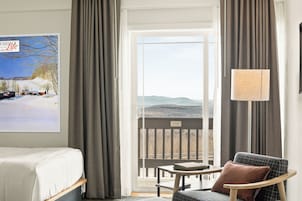 Desk, blackout drapes, soundproofing, free WiFi