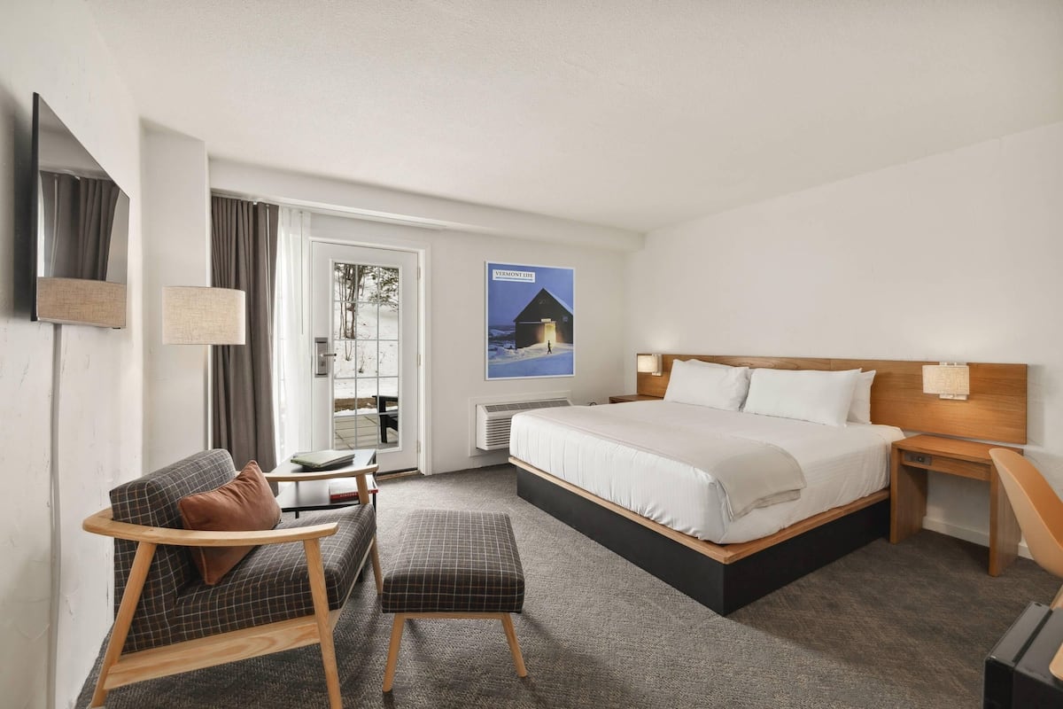 Standard Room, 1 King Bed, Non Smoking, Terrace | Desk, blackout drapes, soundproofing, free WiFi