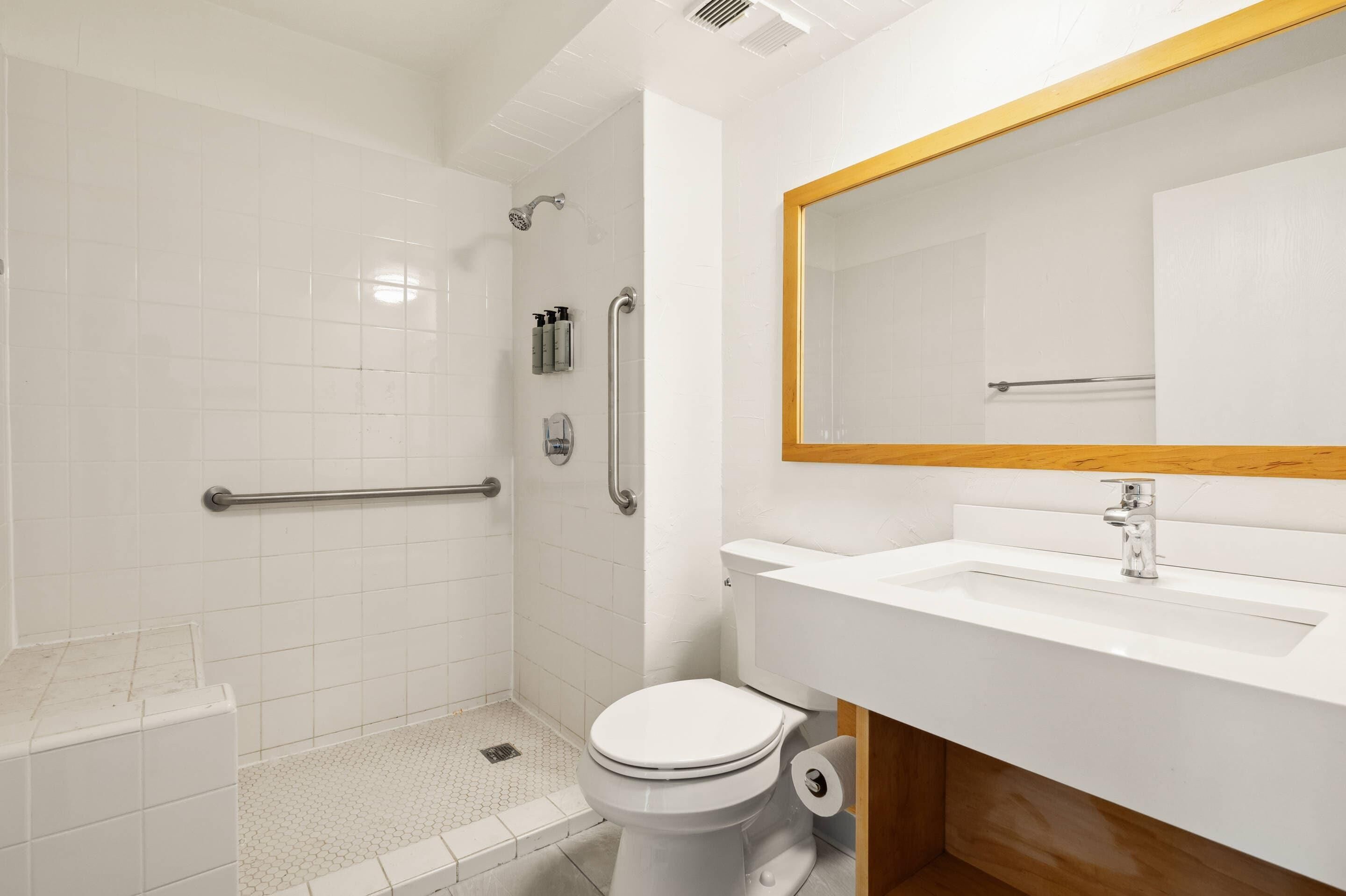 Un baño moderno con ducha, inodoro y lavabo.