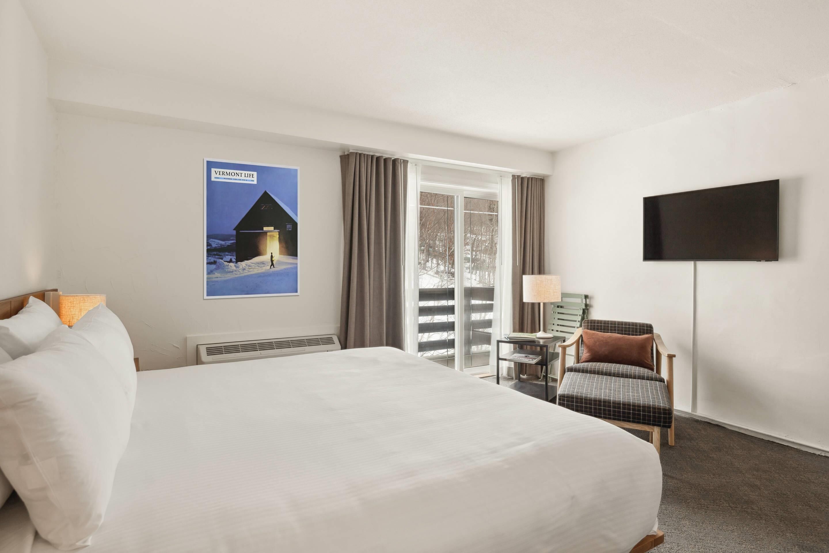 Standard Room, 1 King Bed, Non Smoking | Desk, blackout drapes, soundproofing, free WiFi