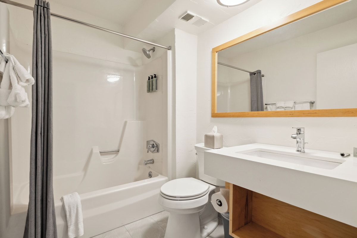 Un baño moderno con bañera, inodoro y lavamanos.
