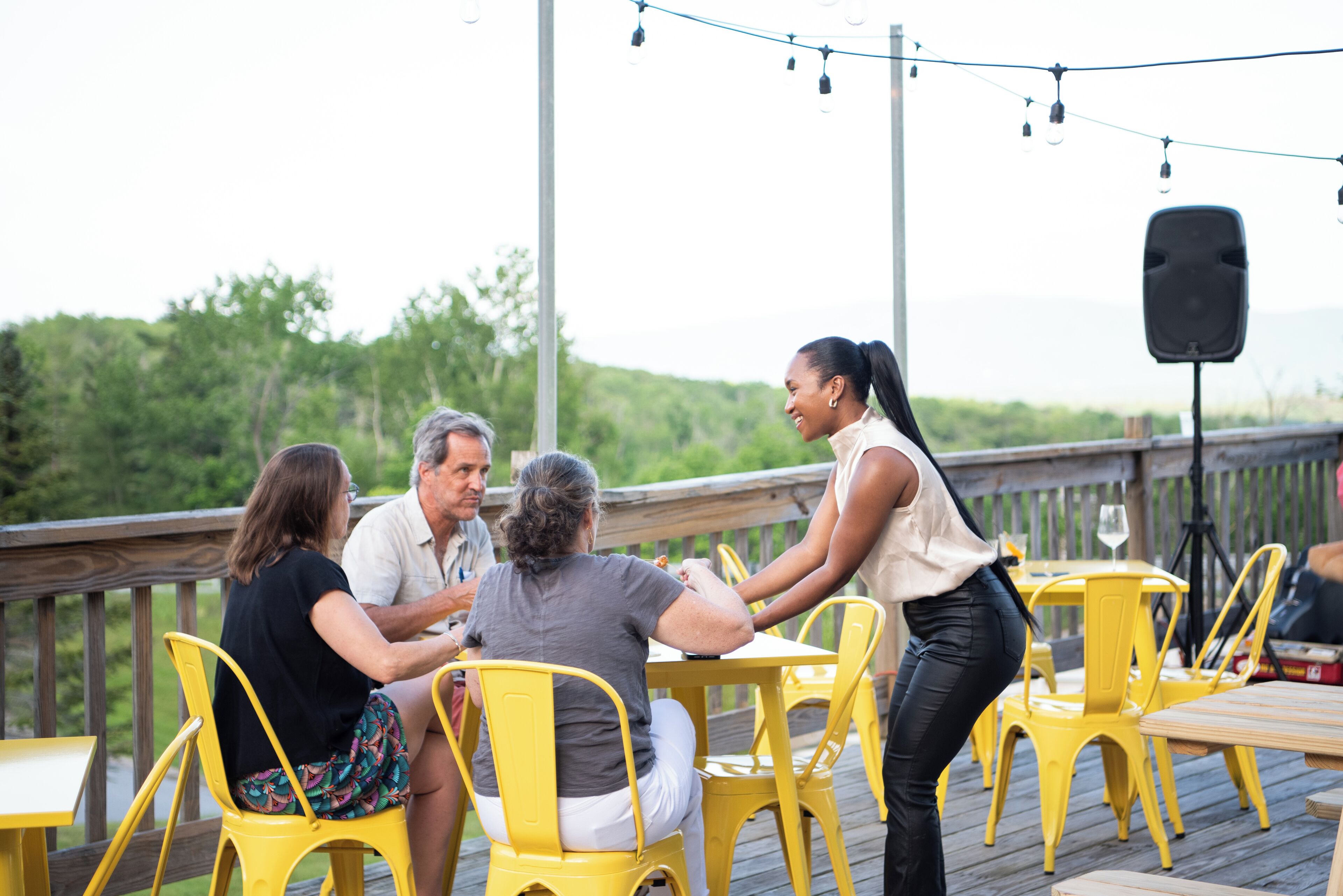 Aamiainen ja illallinen; amerikkalainen keittiö, näkymät puutarhaan 