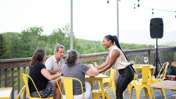 Se sirven desayunos y cenas; cocina americana; con vista al jardín