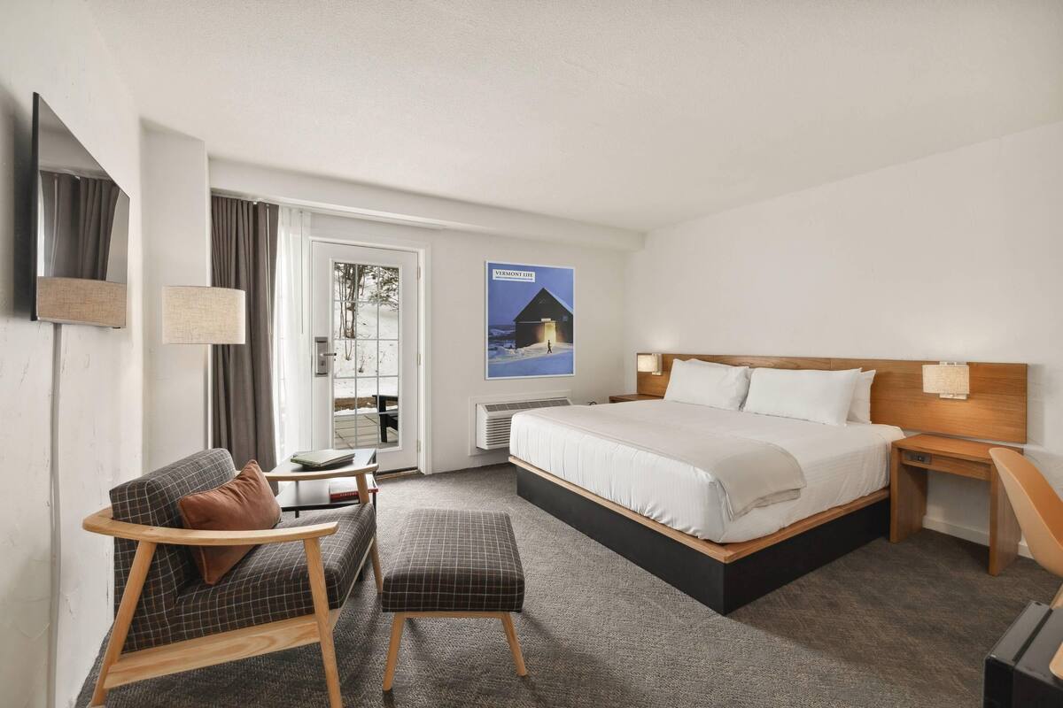 Standard Room, 1 King Bed, Non Smoking, Terrace | Desk, blackout drapes, soundproofing, WiFi (free)
