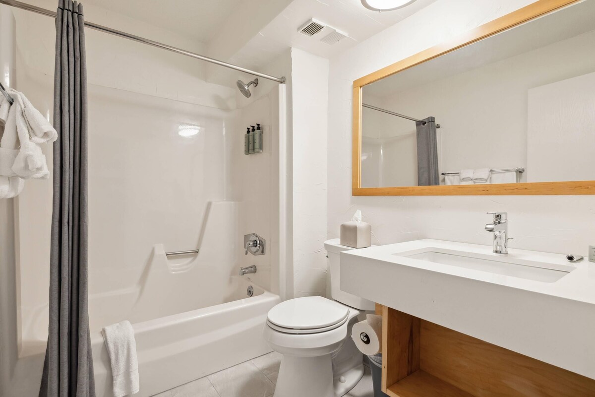 Un baño moderno con bañera, inodoro y lavabo.