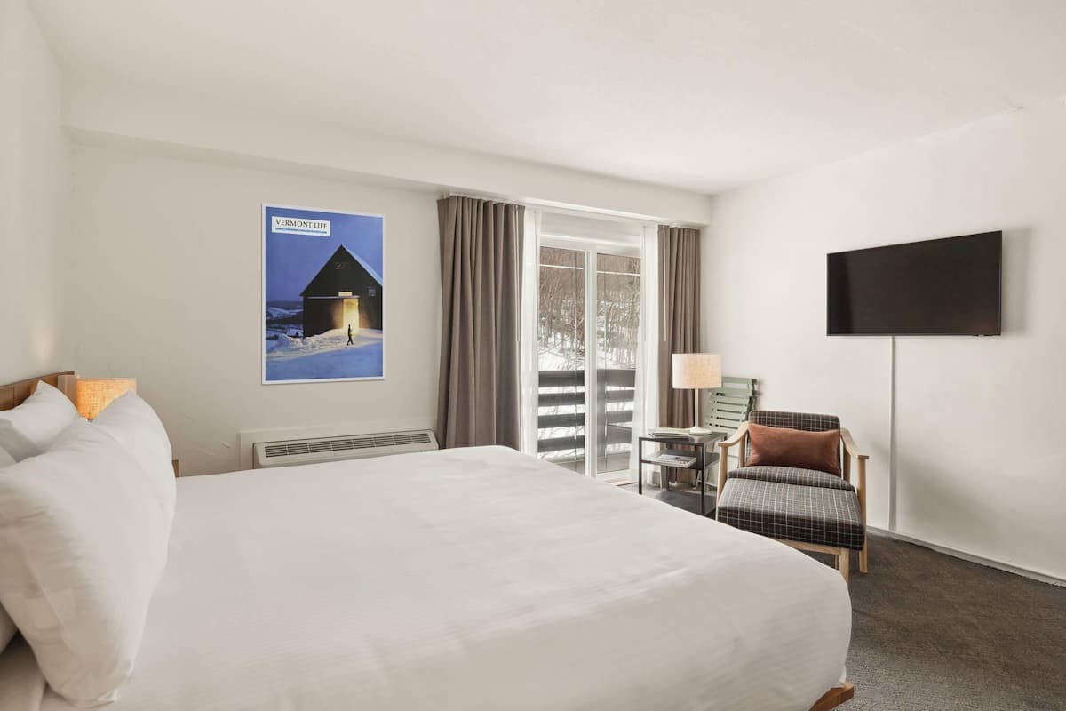 Standard Room, 1 King Bed, Non Smoking | Desk, blackout drapes, soundproofing, WiFi (free)