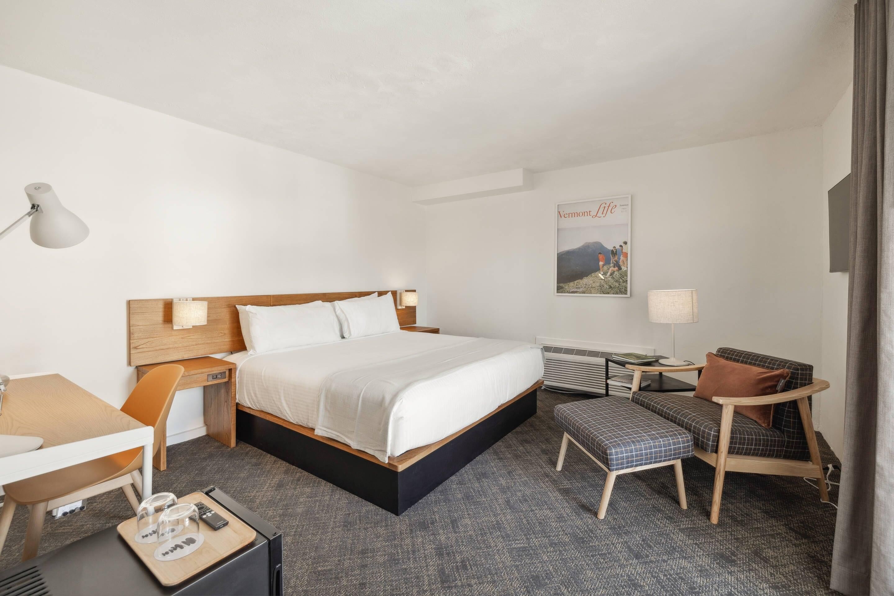 Standard Room, 1 King Bed, Non Smoking, Corner | Desk, blackout drapes, soundproofing, free WiFi
