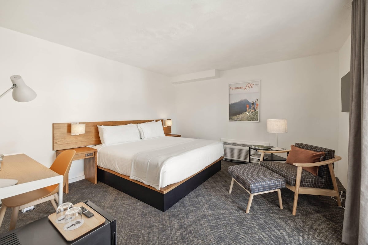 Standard Room, 1 King Bed, Non Smoking, Corner | Desk, blackout drapes, soundproofing, free WiFi