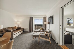 Signature Studio Suite, 1 Queen Bed, Mountain View | Desk, blackout drapes, soundproofing, free WiFi - Sun Lodge, an Ascend Collection Hotel (Peru)