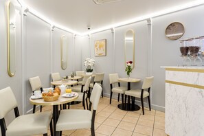 Kontinental frokost hver dag (EUR 18 per person)