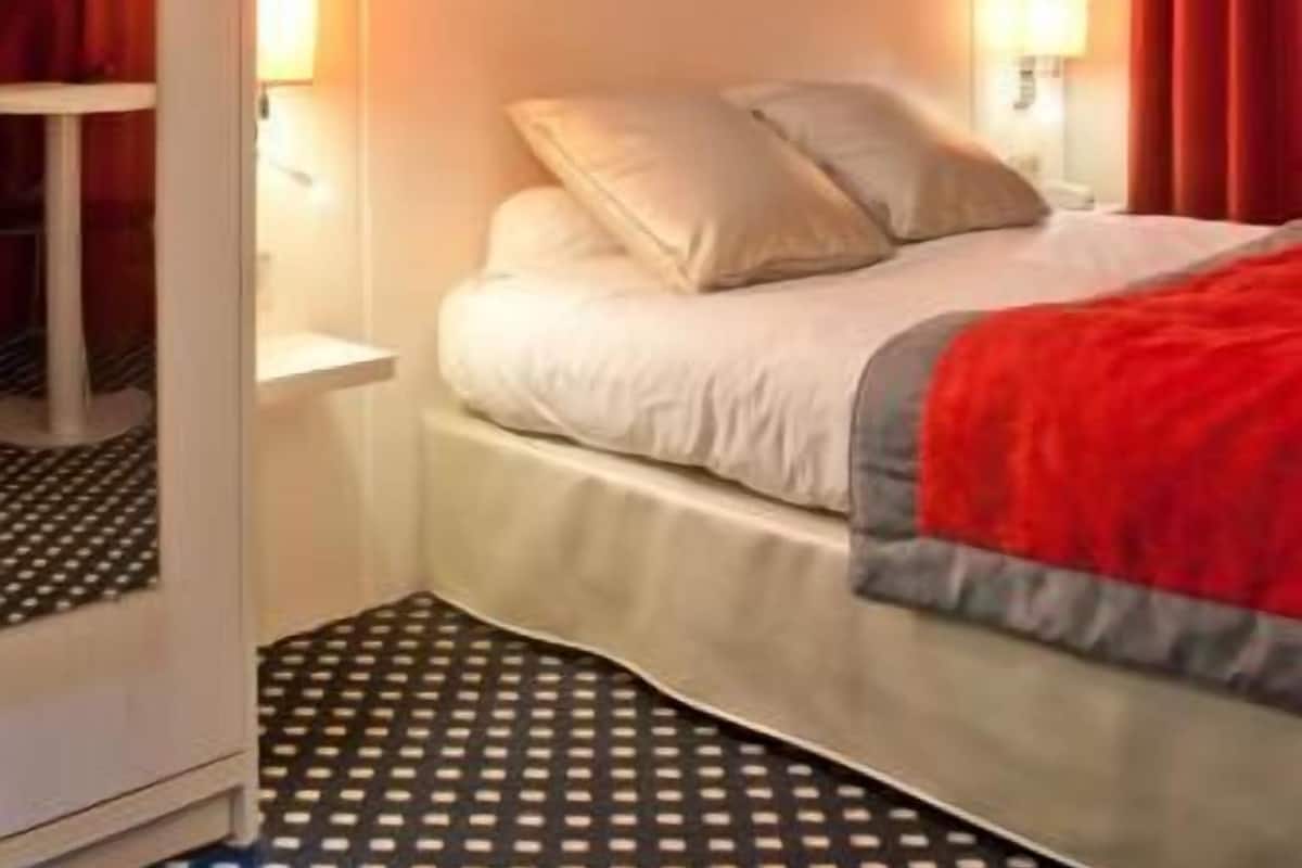 Minibar, caja de seguridad en la habitación y escritorio