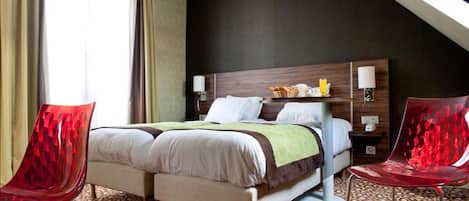 Standard Twin Room | Minibar, in-room safe, desk, iron/ironing board