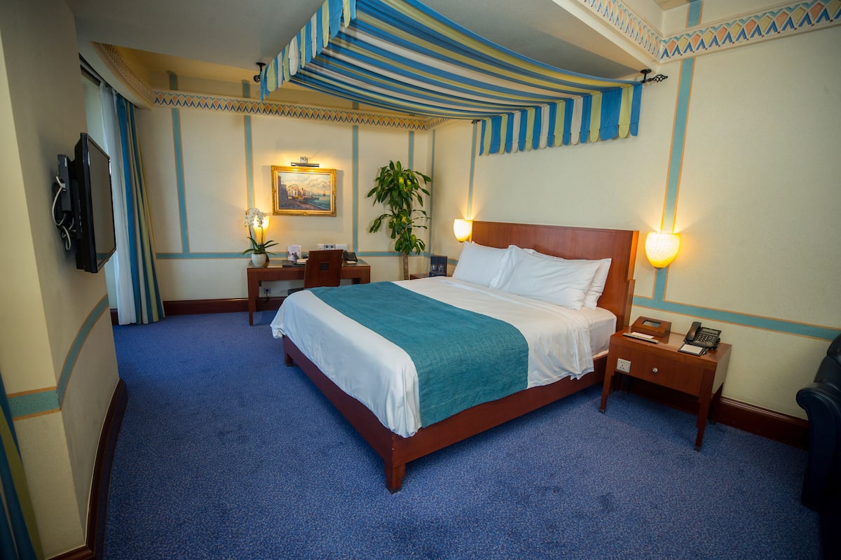 1 bedroom, hypo-allergenic bedding, pillowtop beds, minibar