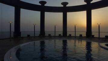 Alberca al aire libre y camastros